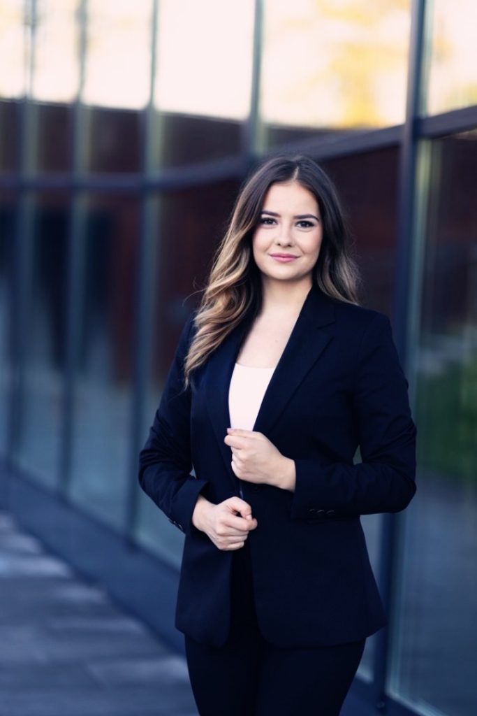 Apolonia Winiarz Adwokat kościelny portret pełna sylwetka